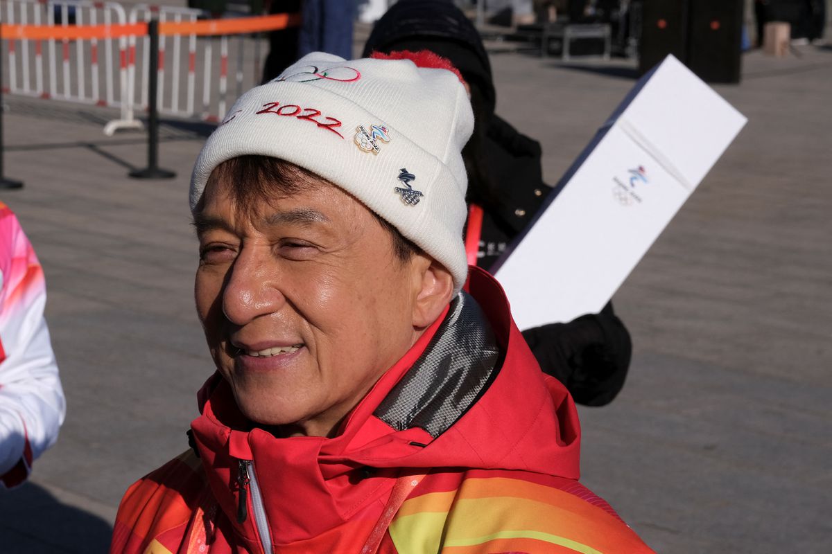 Actor Jackie Chan carries Olympic torch atop Great Wall