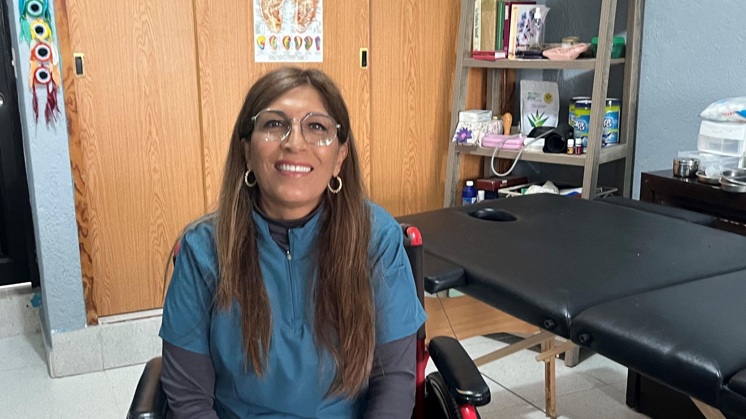 Teresa Roldán smiling and wearing glasses