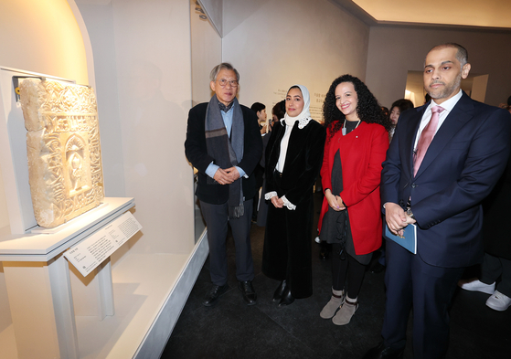 From left, Director of the Museum of Korea You Hong-june; Shaika Nasser Al-Nassr, director of the Museum of Islamic Art; Mounia Chekhab-Abudaya, deputy director of curatorial affairs at the Museum of Islamic Art; and Ambassador of Qatar to the Republic of Korea Khalid Al-Hamar view a mihrab panel displayed at the National Museum of Korea's “Islamic Art: A Journey of Splendor" exhibit in Yongsan District, central Seoul, on Nov. 21. [YONHAP]